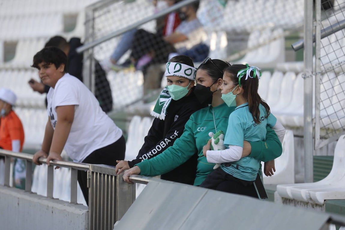 El excelente ambiente en la grada en el Córdoba CF - CD Coria, en imágenes
