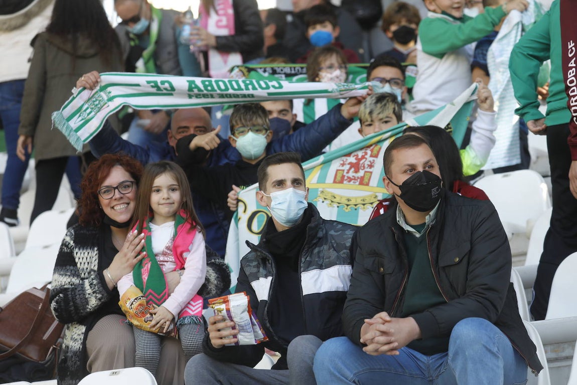 El excelente ambiente en la grada en el Córdoba CF - CD Coria, en imágenes