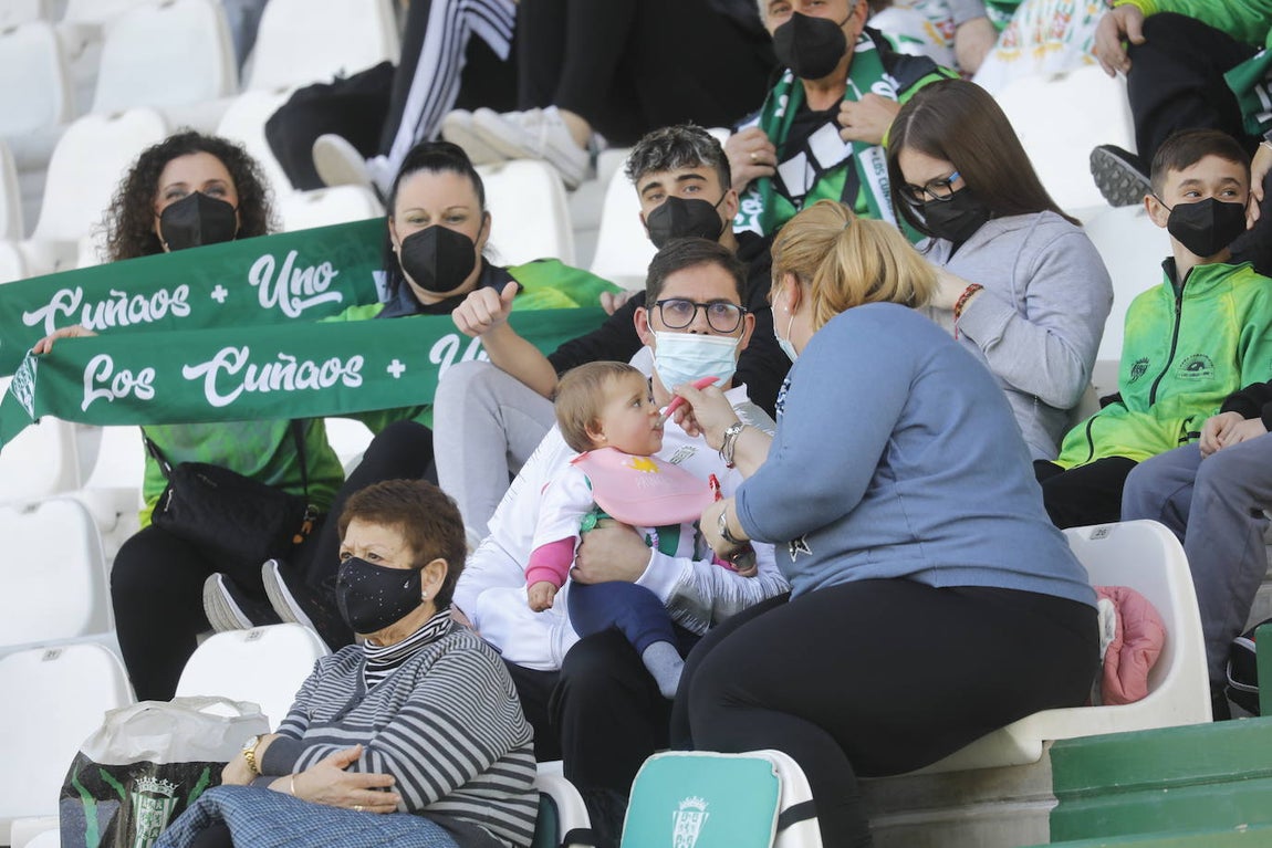El excelente ambiente en la grada en el Córdoba CF - CD Coria, en imágenes