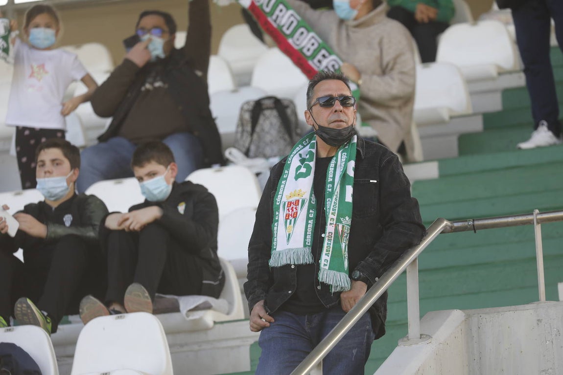 El excelente ambiente en la grada en el Córdoba CF - CD Coria, en imágenes