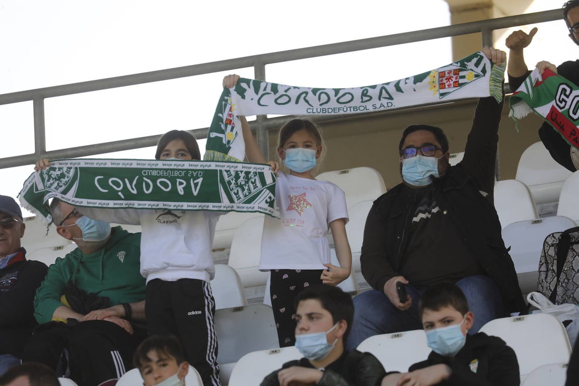 El excelente ambiente en la grada en el Córdoba CF - CD Coria, en imágenes