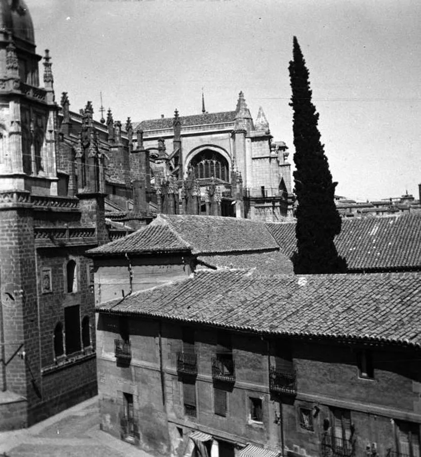 En una imagen de un par estereoscopio (ca. 1910) sobresale el ciprés que existía en la antigua Casa del Deán, cuya reforma, para acoger el Palacio de Justicia, comenzó en 1883. Archivo Municipal de Toledo. 
