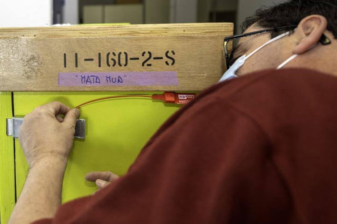 La caja, sellada. La caja se precinta con unas cintas numeradas para constatar que no ha sido manipulada en todo el viaje.