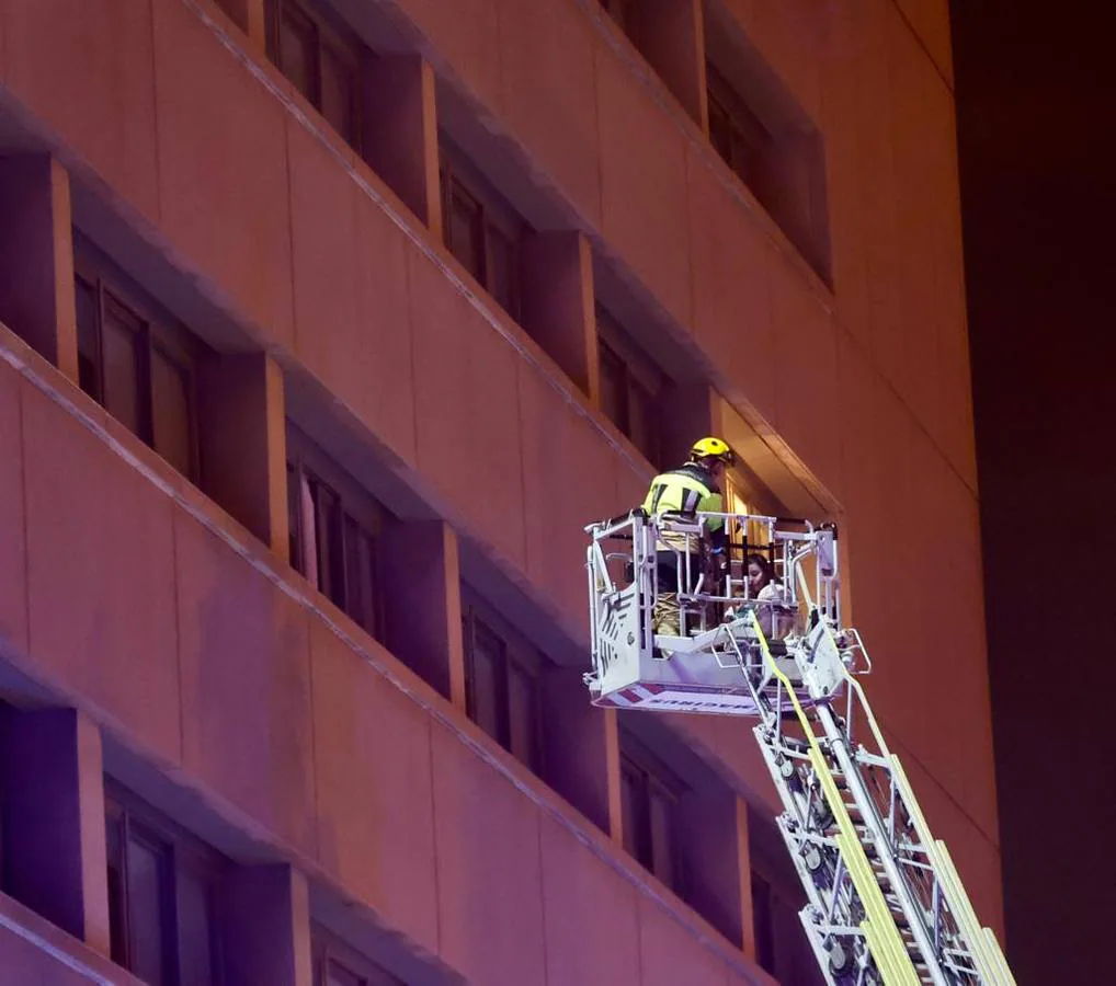 Ocho personas atendidas por inhalación de humo en el incendio del hotel del estadio de la Cartuja de Sevilla