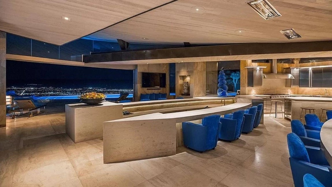 La mansión más excéntrica de Palm Desert de 42 millones. La residencia principal tiene una suite adicional más alojamiento para el personal. Por otro lado, el pabellón de invitados contiene cuatro amplias suites de dormitorio, cocina y sala de estar.