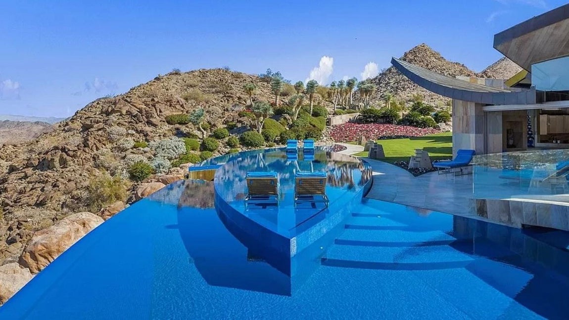 La mansión más excéntrica de Palm Desert de 42 millones. Uno de los puntos fuertes de su diseño son las piscinas de agua oscilante que, sumadas a las exclusivas vistas a la montaña y al valle, crean un resultado sin igual. Concretamente tres piscinas escultóricas entrelazadas que ofrecen una experiencia de natación única.