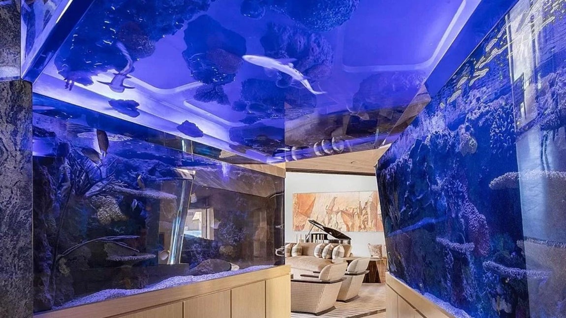 La mansión más excéntrica de Palm Desert de 42 millones. Otro de sus puntos clave es el gran acuario situado en uno de los pasillos que lleva a los comedores, compuesto por dos tanques de peces y tiburones exóticos.