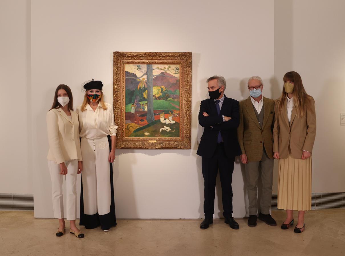 Misión cumplida. A la izquierda del 'Mata Mua', Carmen Thyssen junto a su hija Carmen. A la derecha del lienzo, Guillermo Solana, director artístico del museo; Ubaldo Sedano, jefe de restauración, y Sabina, la otra hija de la baronesa