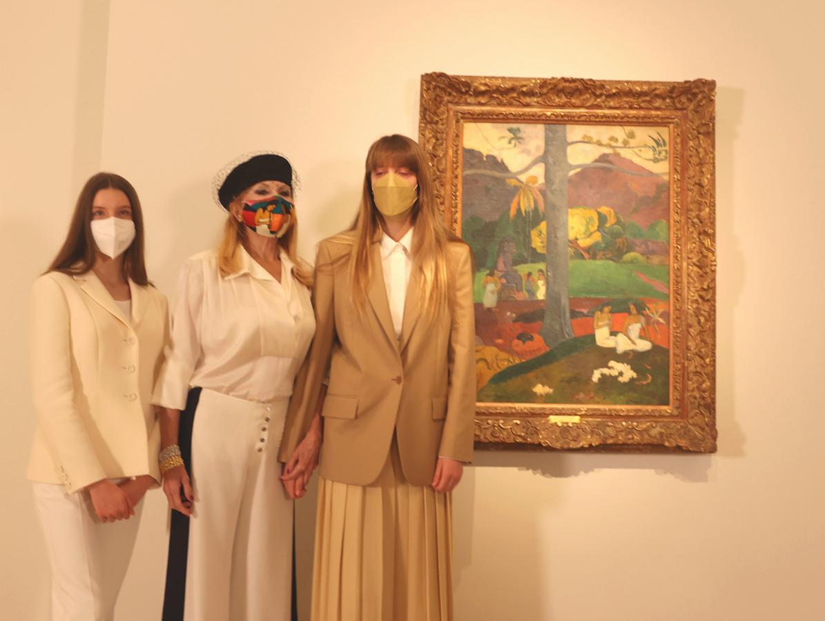 La anécdota de la mascarilla. Carmen Thyssen posa junto a sus hijas, Carmen (a su derecha) y Sabina (a la izquierda), que tienen 15 años. Para una ocasión tan especial, la baronesa ha hecho un guiño a la célebre obra de Gauguin y llevaba una mascarilla que reproducía un fragmento del 'Mata Mua'