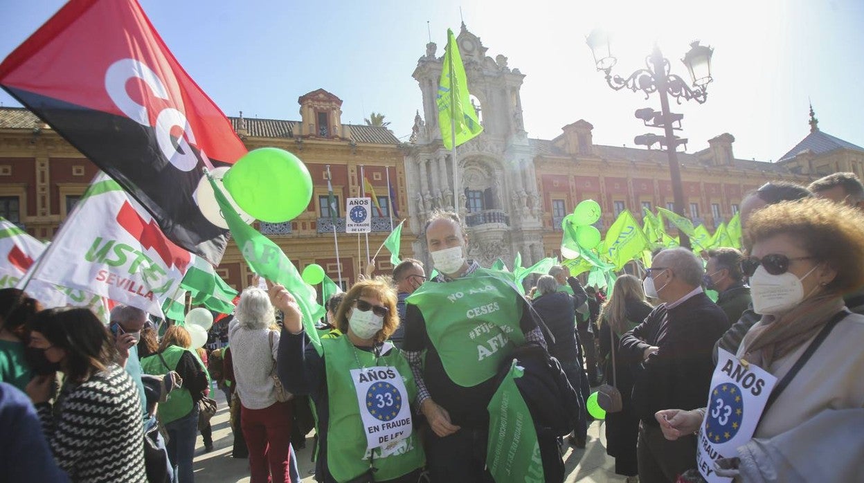 Los interinos llevan sus protestas a las puertas del Palacio de San Telmo en Sevilla