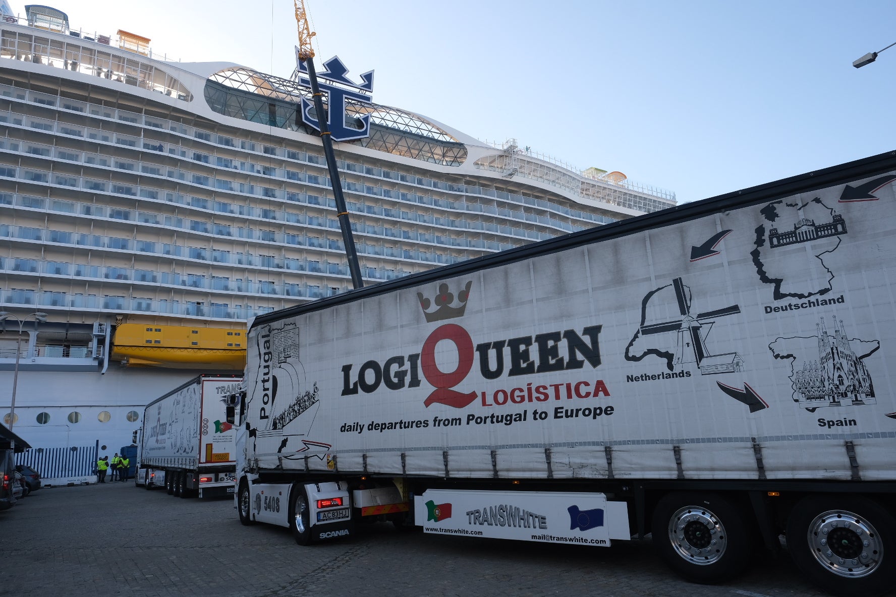 Espectaculares imágenes del crucero &#039;Wonder of the seas&#039; en Cádiz, el más grande del mundo