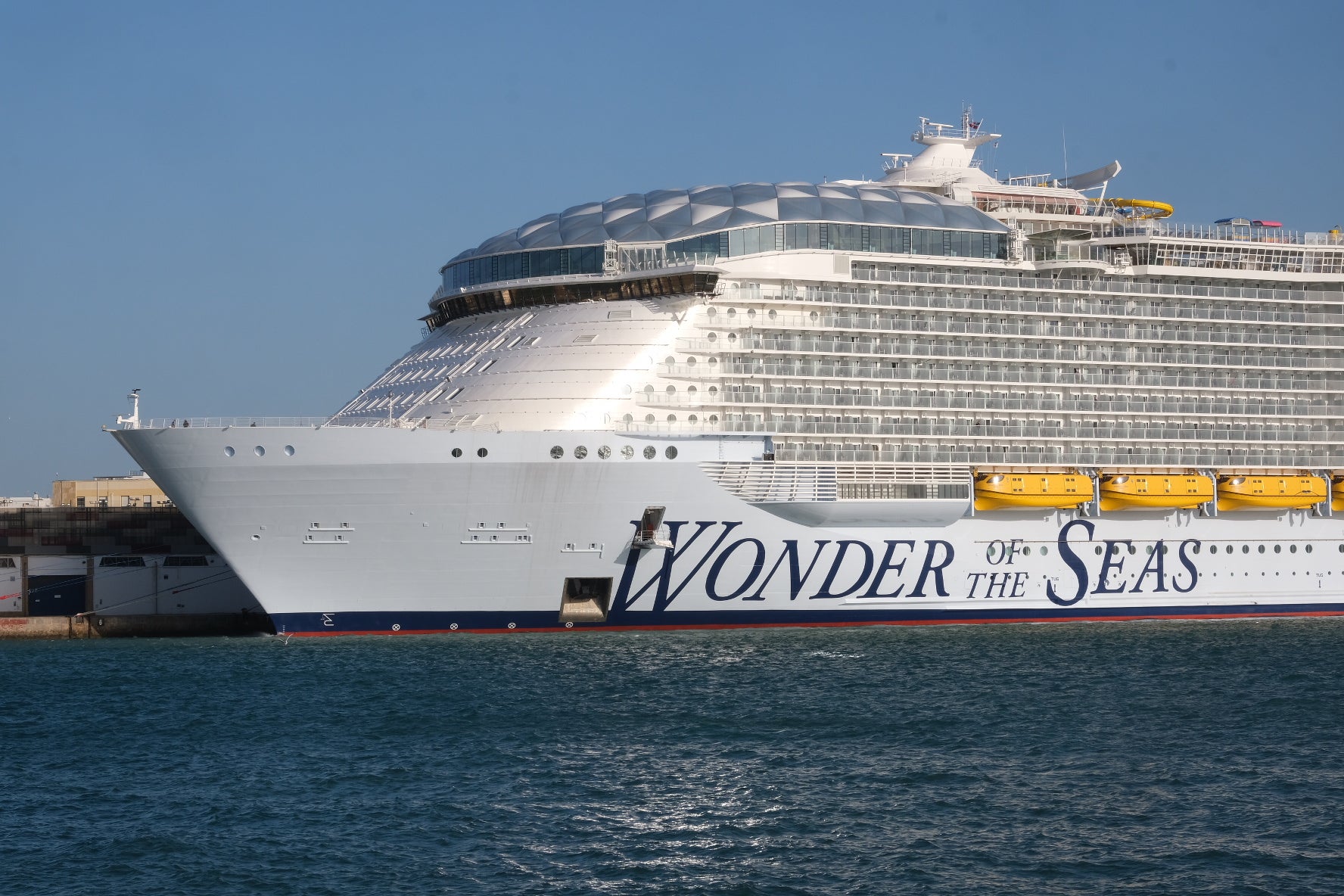 Espectaculares imágenes del crucero &#039;Wonder of the seas&#039; en Cádiz, el más grande del mundo