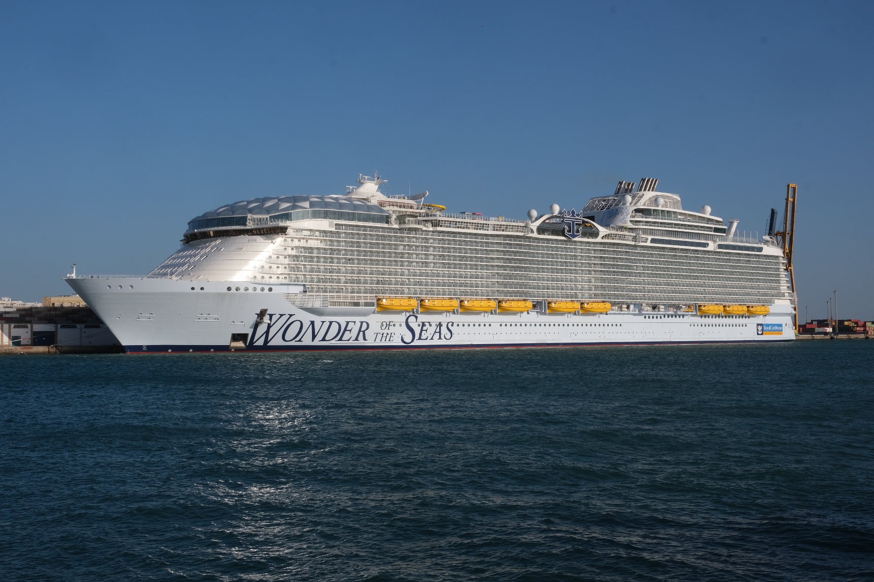 Espectaculares imágenes del crucero &#039;Wonder of the seas&#039; en Cádiz, el más grande del mundo