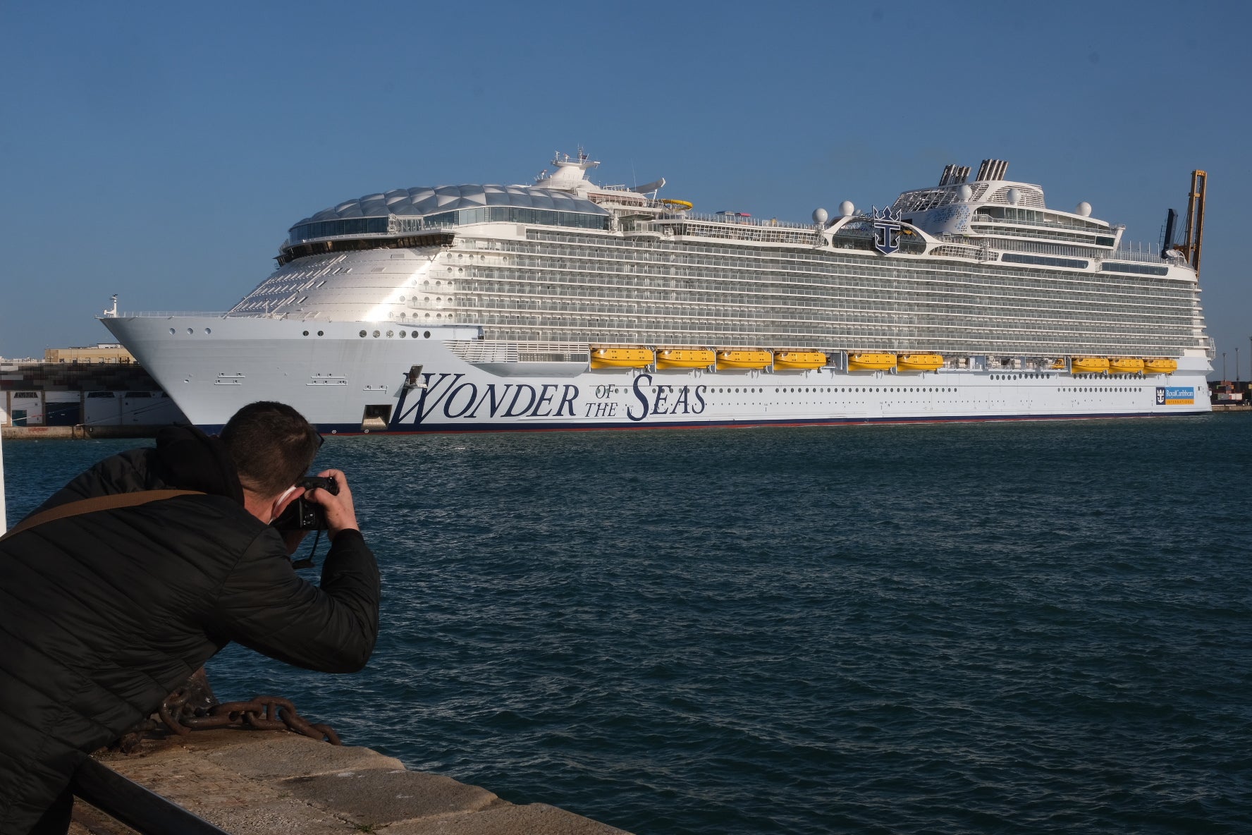 Espectaculares imágenes del crucero &#039;Wonder of the seas&#039; en Cádiz, el más grande del mundo