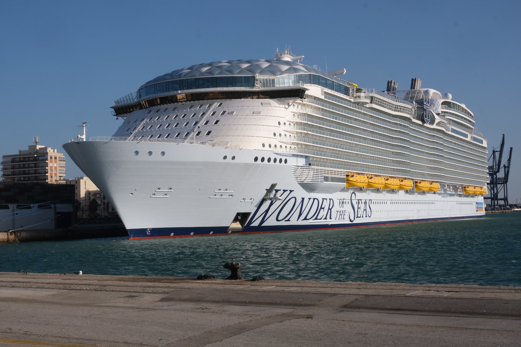 Espectaculares imágenes del crucero &#039;Wonder of the seas&#039; en Cádiz, el más grande del mundo