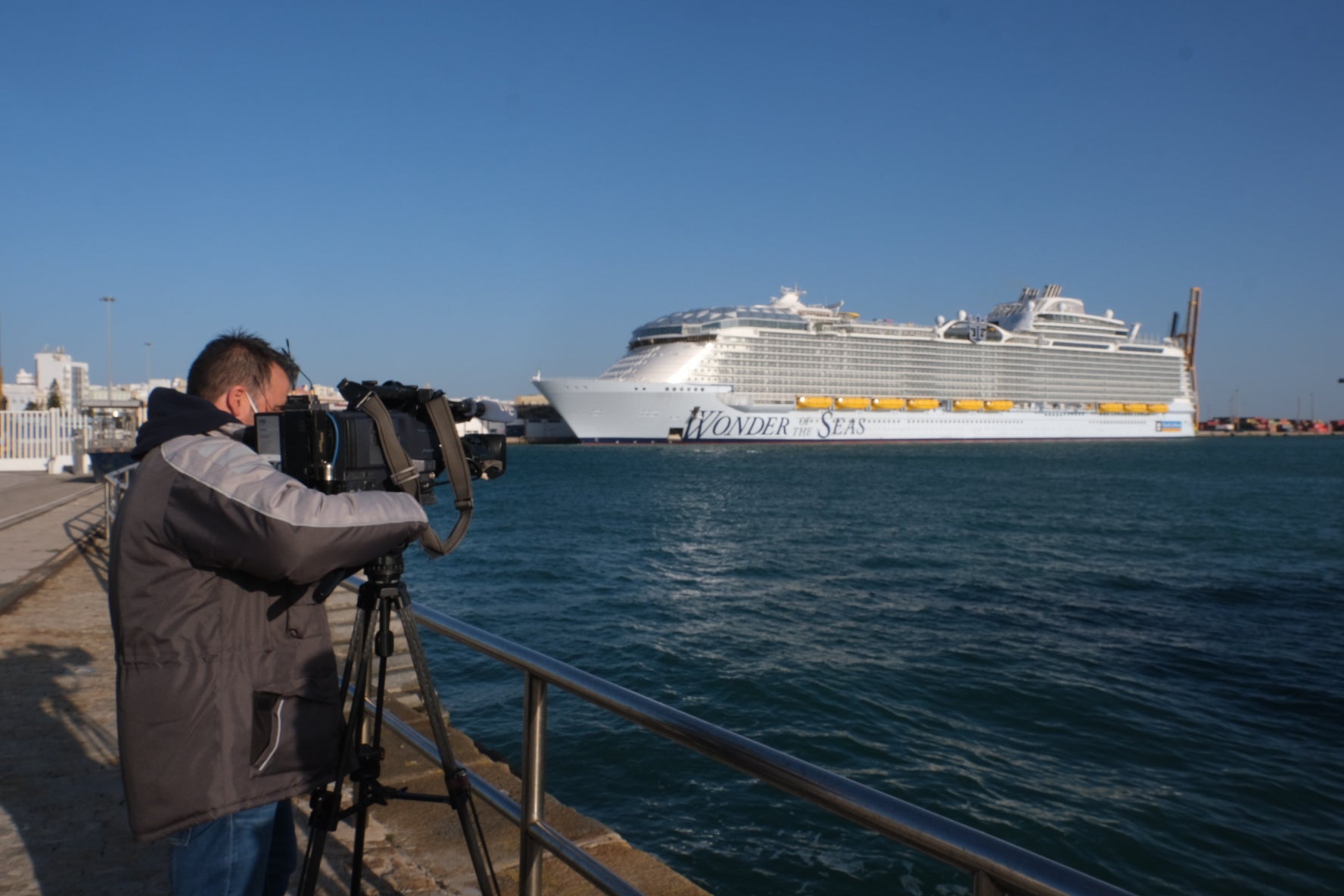 Espectaculares imágenes del crucero &#039;Wonder of the seas&#039; en Cádiz, el más grande del mundo