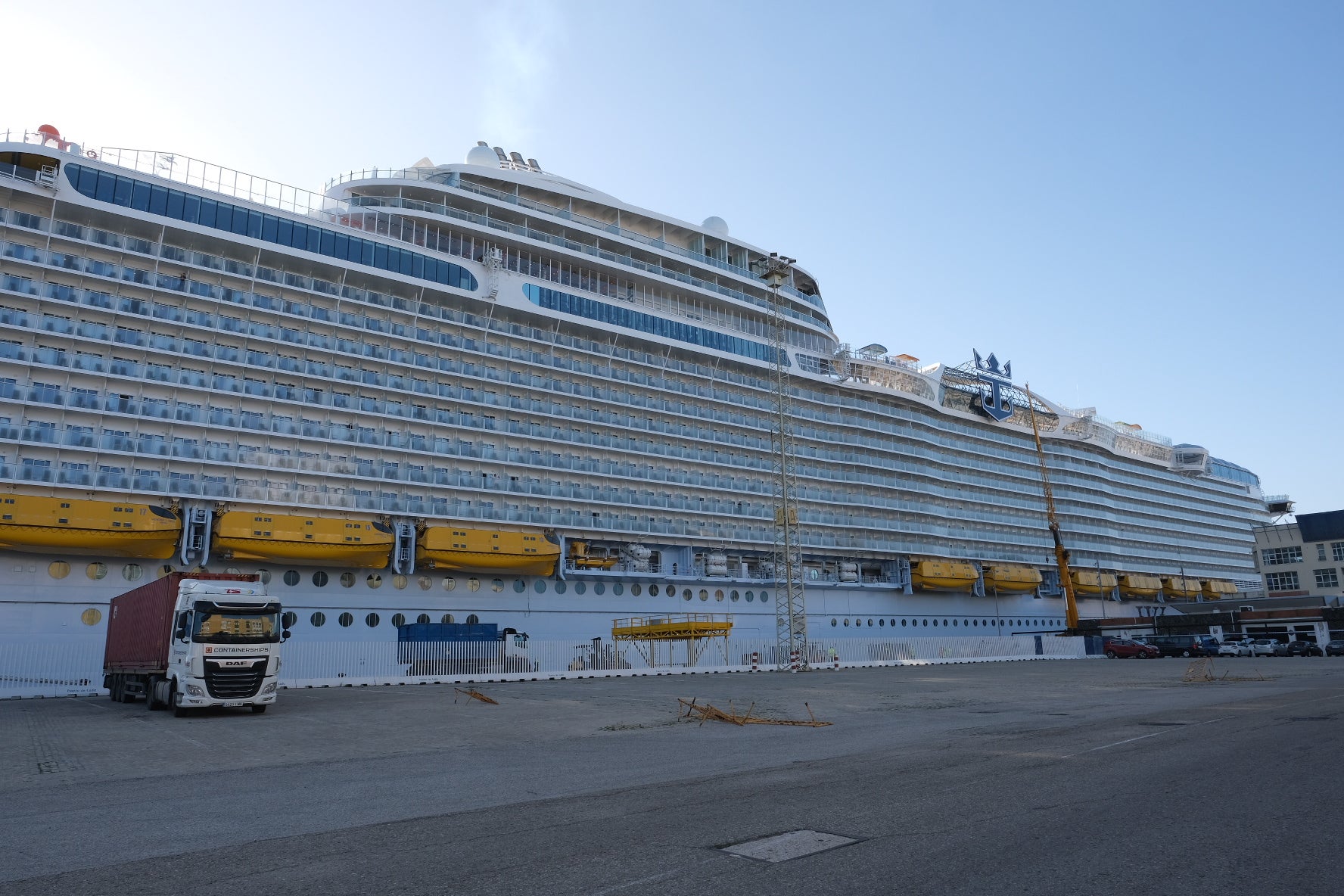 Espectaculares imágenes del crucero &#039;Wonder of the seas&#039; en Cádiz, el más grande del mundo