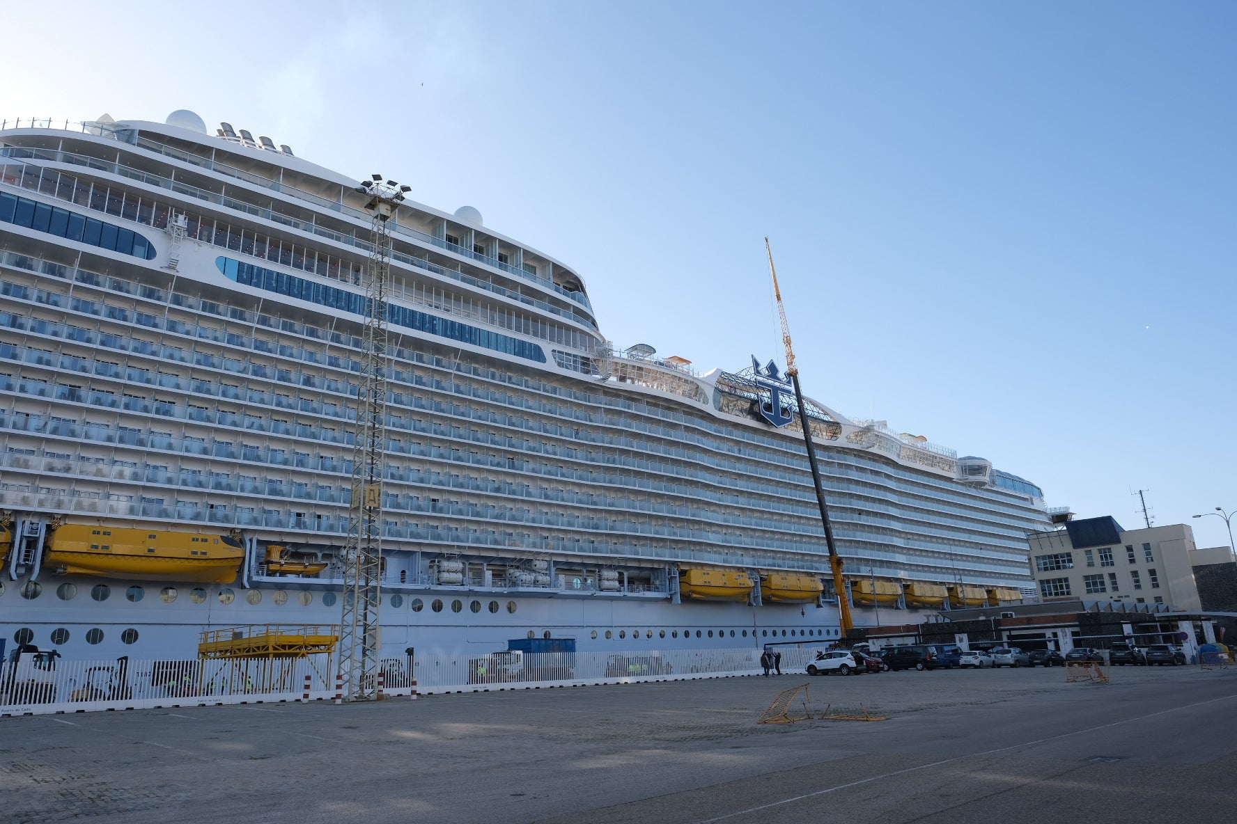 Espectaculares imágenes del crucero &#039;Wonder of the seas&#039; en Cádiz, el más grande del mundo