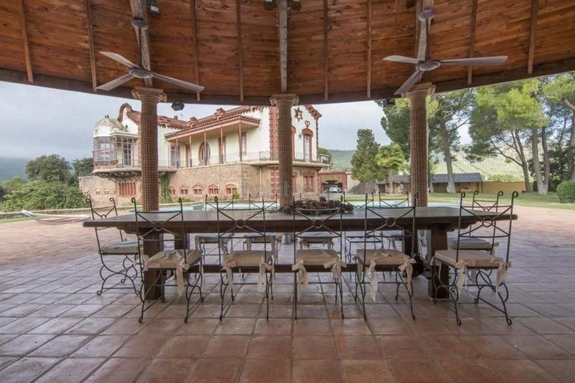 La nueva mansión de Rosalía y Rauw Alejandro en Manresa. Las imágenes disponibles proceden del portal inmobiliario Habitaclia, en donde explican que la propiedad fue declarada como Bien de Interés Cultural (BIC). La pareja ya ha mostrado su interés en reformarla, pero tendrán ciertas limitaciones, especialmente en la fachada, para que respete dicha normativa.