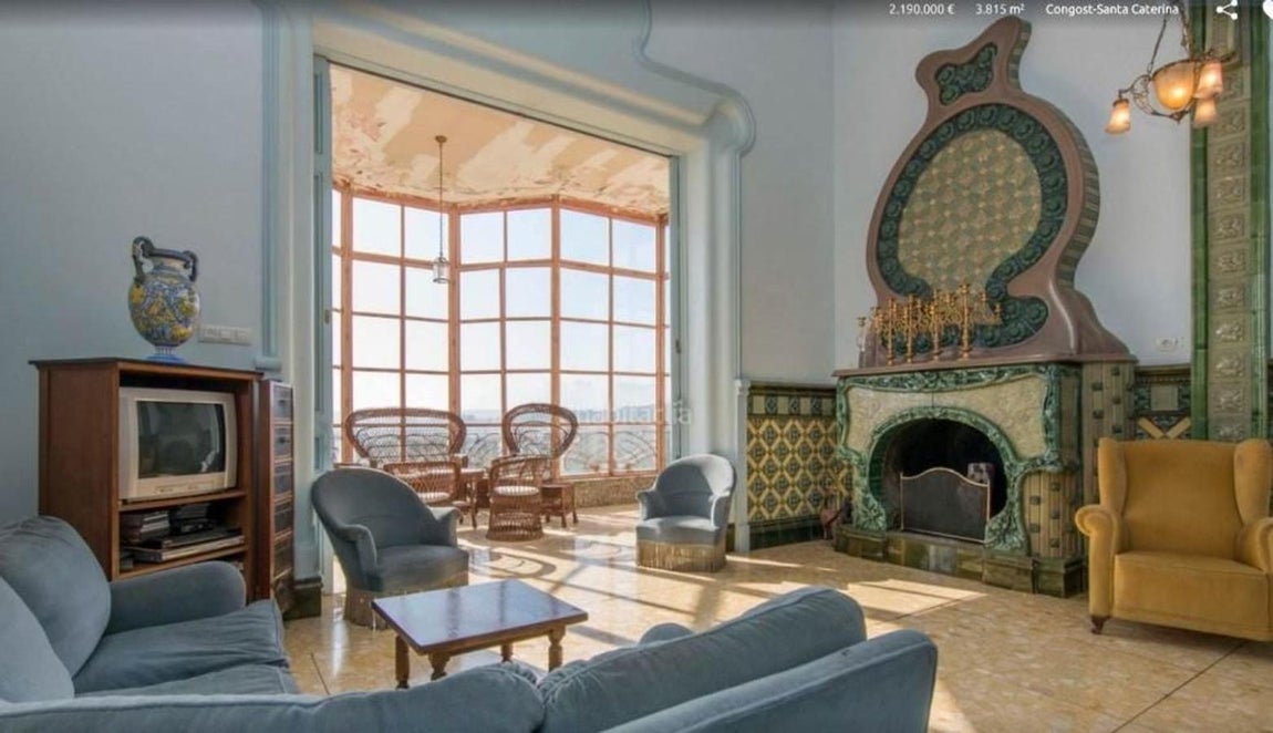 La nueva mansión de Rosalía y Rauw Alejandro en Manresa. A pesar de su cercanía al centro, proporcionará la intimidad deseada a la pareja, pues se encuentra en una finca 30 hectáreas en la que no falta una gran piscina, jardín con cenador y barbacoa además de diversas zonas para pasear y perderse en la naturaleza.