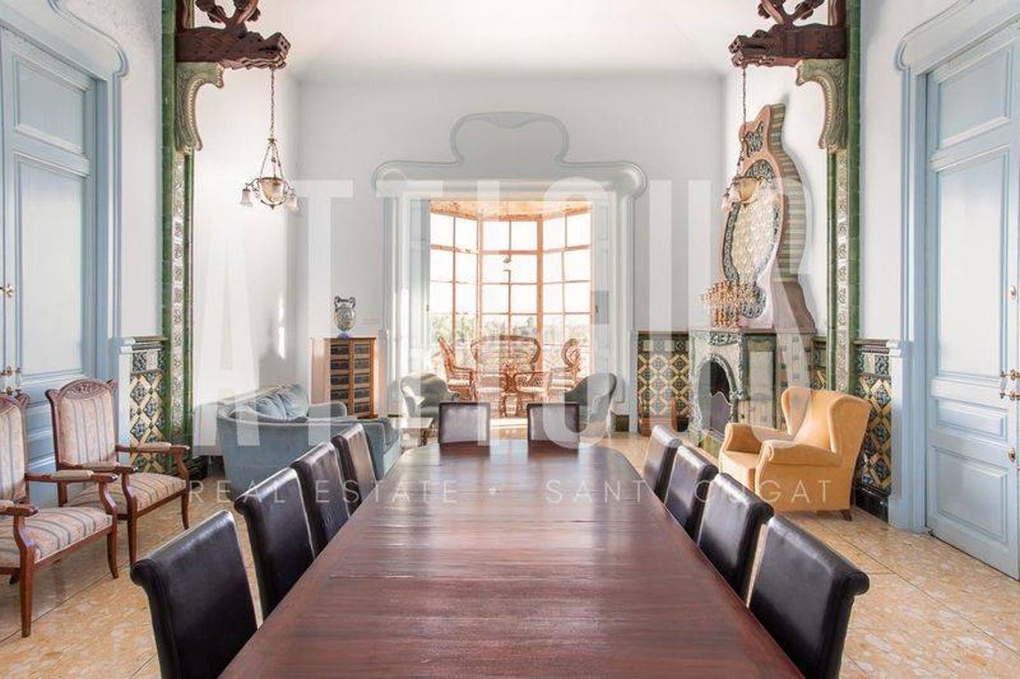 La nueva mansión de Rosalía y Rauw Alejandro en Manresa. En cuanto a la casa, tiene una superficie de 3.815 metros cuadrados y fue edificada en 1906 por Ignasi Oms i Ponsa, uno de los arquitectos más señalados de la época modernista en Manresa y artífice de gran parte de los edificios más emblemáticos de la zona. Rosalía no es la única celebridad que vivirá en esta residencia, pues perteneció a los padres de Rosa Oriol, cofundadora de Tous