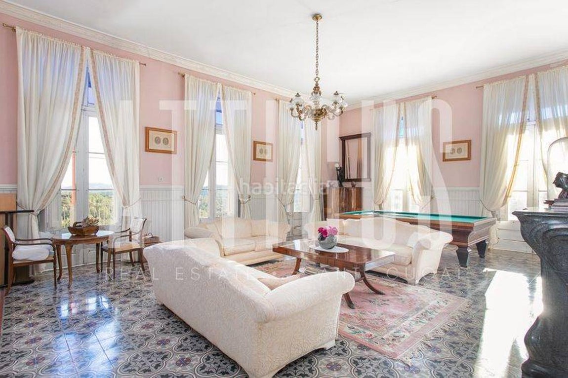 La nueva mansión de Rosalía y Rauw Alejandro en Manresa. La casa posee dos grandes salones de 150 metros cuadrados cada uno en los que se puede apreciar que la decoración tiene carácter propio. Uno de elos está unido a un comedor con una gran cristalera que le confiere un extra de luz y amplitud (cuyas imágenes se muestran anteriormente).