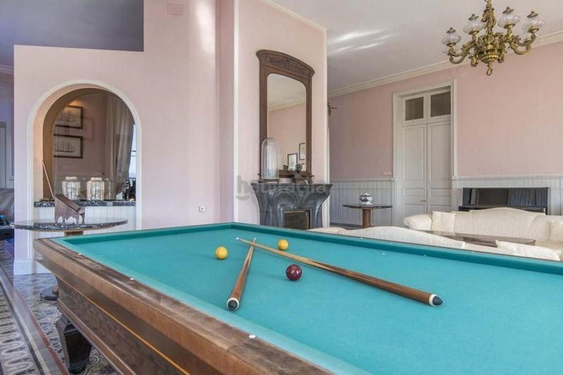 La nueva mansión de Rosalía y Rauw Alejandro en Manresa. No falta tampoco una sala de juegos con billar, biblioteca y una barra de bar.