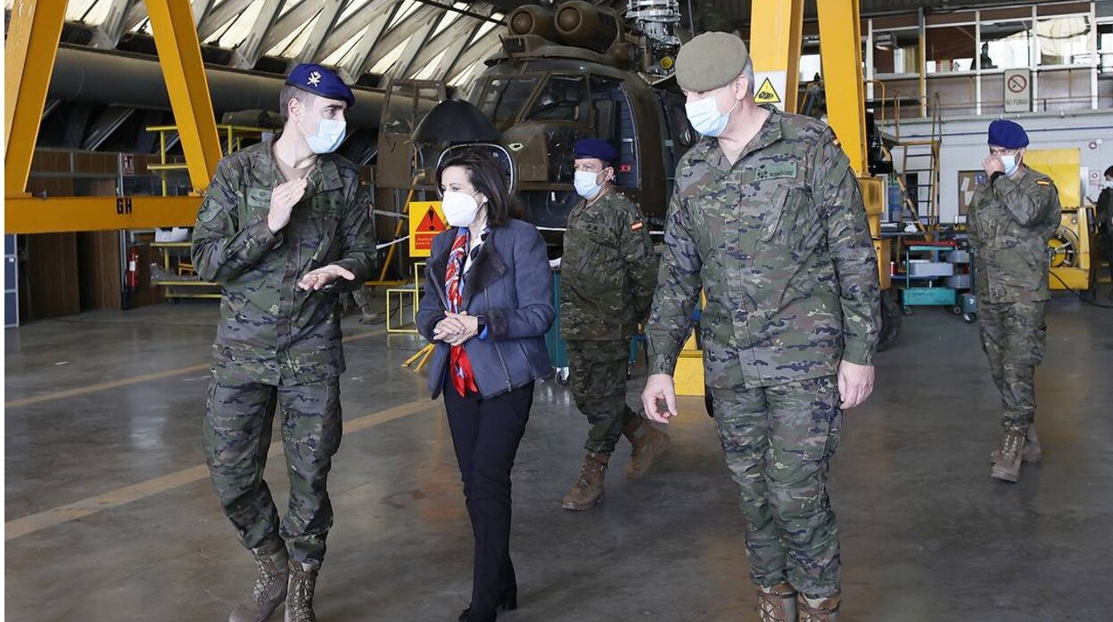 En imágenes, la visita de la ministra de Defensa a la base de El Copero