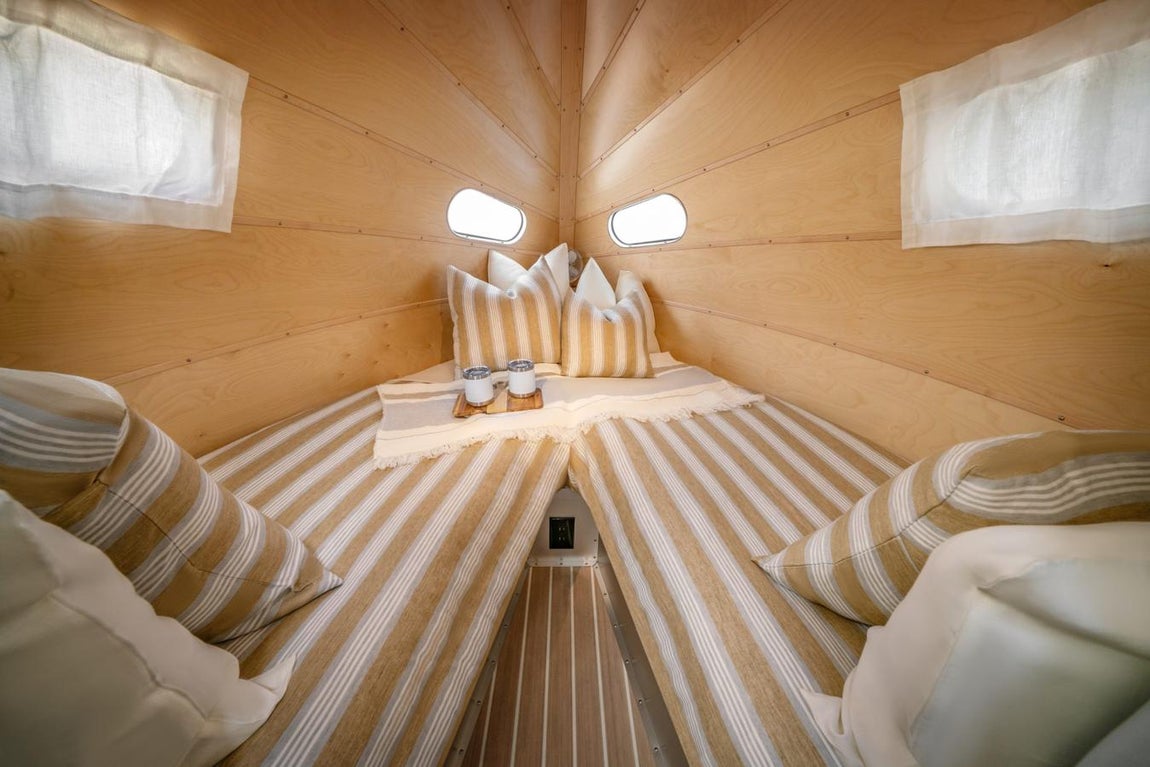 El remolque de 231.000 euros tan lujoso como un hotel. La suite principal aprovecha el espacio de la parte delantera para crear una cama que puede transformarse o en una de tamaño King Size o en dos individuales. Las paredes forradas de madera hacen que además se vea más confortable.