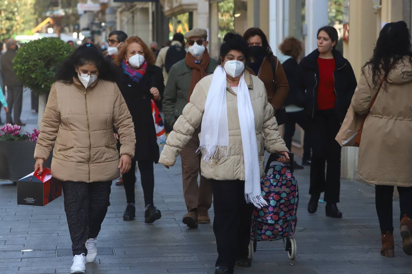 En imágenes, mascarillas en exteriores en Córdoba, división de opiniones en la calle