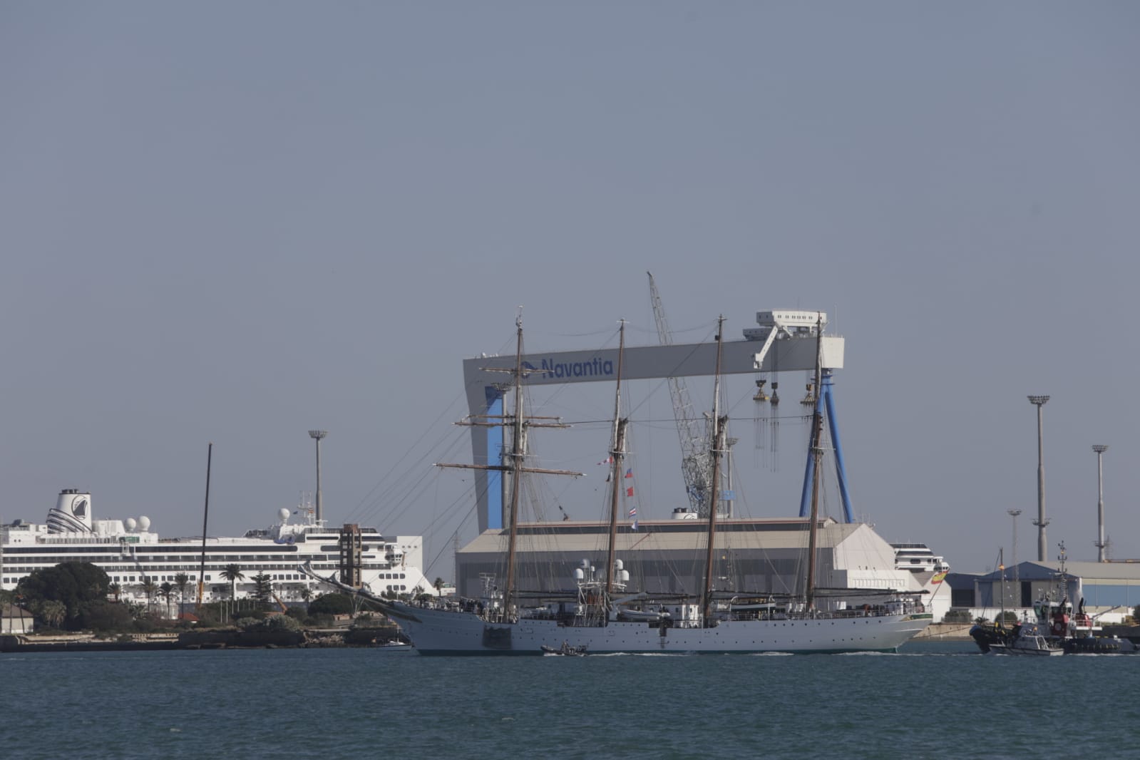 Así ha sido el paso del Juan Sebastián de Elcano por el puente Carranza