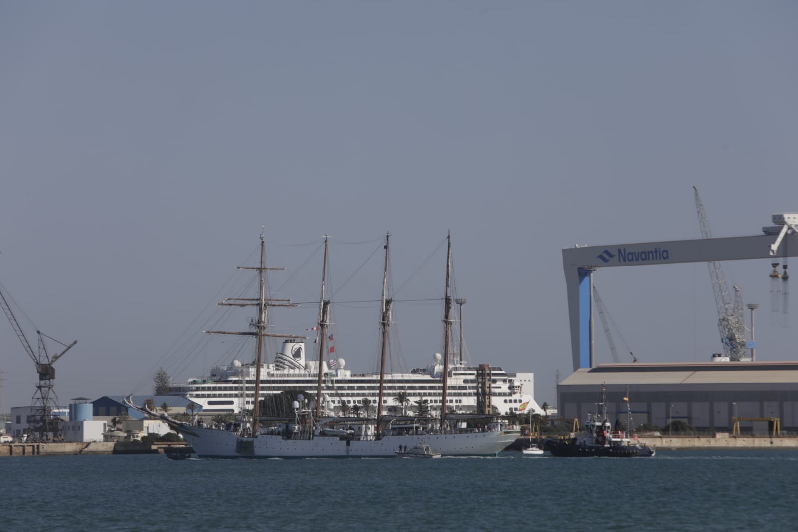 Así ha sido el paso del Juan Sebastián de Elcano por el puente Carranza