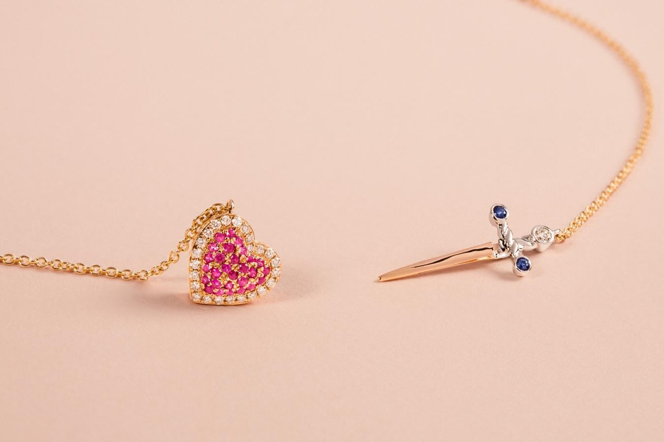 Una joya con historia de amor. Como en cada San Valentín, la joyería Suarez hace su gran apuesta por el amor con una colección muy especial cargada de simbolismo y romanticismo. En esta ocasión se trata de la colección 'True Love never ends', joyas que inspiran y emocionan basadas en auténticas historias de amor. Es el caso por ejemplo del colgante Romeo y Julieta, inspirado en una de las historias de amor más famosas del mundo. Realizado en oro rosa y oro blanco de 18 quilates engastado con diamantes blancos talla brillante que suman un total de 0,17 quilates, zafiros rosas talla brillante que suman un total de 0,16 quilates y zafiros que suman un total de 0,06 quilates. Cuenta con el detalle de corazón con puñal extraíble, inspirada en la escena en la que ambas familias se baten en duelo. Precio: 1.250 euros