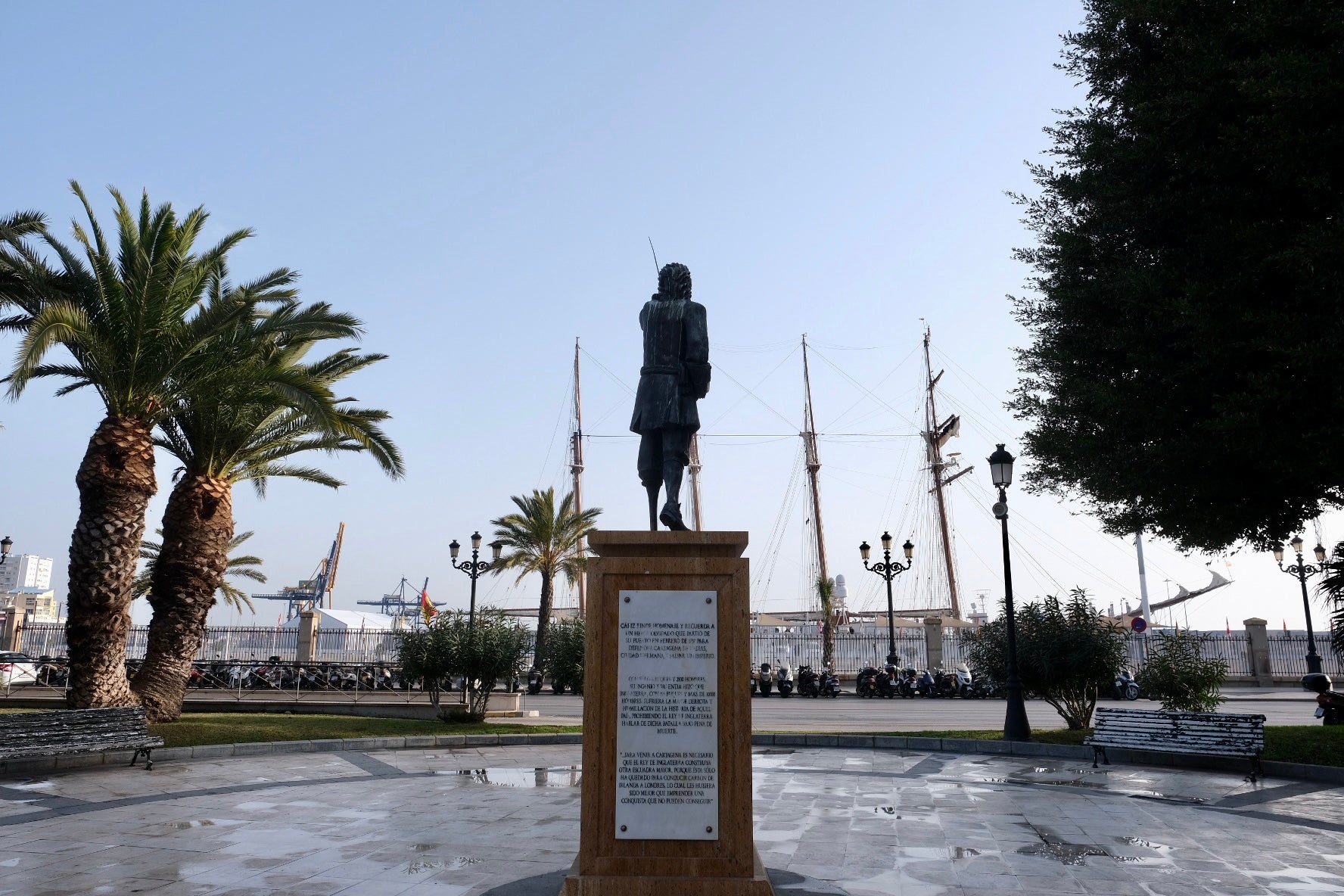 En imágenes: El mal estado de algunos monumentos de Cádiz