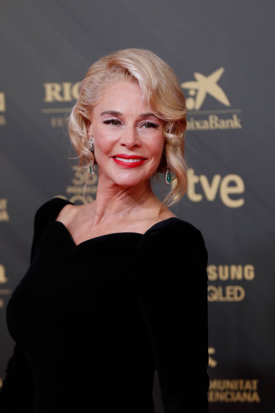 Belén Rueda con un look beauty clásico en los Premios Goya. La actriz ha elegido un peinado con ondas 'old Hollywood', acompañado de un labios rojos, perfecto para combinar con su vestido negro.