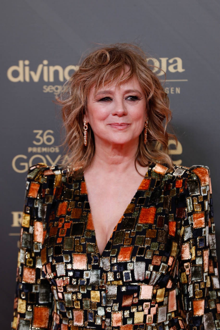 Emma Suarez con melena suelta y maquilla nude en los Premios Goya 2022. Nominada en la categoría de Mejor Actriz por su papel en 'Josefina', la actriz ha dejado su melena ondulada suelta que ha combinado con un sencillo maquillaje, creado por Raquel Álvarez para Chanel. En él destaca su mirada enmarcada por lápiz de color marrón y sombras en los mismos tonos. En la boca, efecto labio mordido con Rouge Allure Velvet La Comete Bois de Rose Astral.