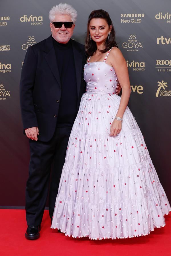 Goya 2022: Pedro Almodóvar y Penélope Cruz. Era, como siempre, la más esperada de la noche. Penélope Cruz deslumbró en la alfombra roja de los premios Goya de este 2022 con un delicado y femenino vestido de Chanel, una de sus firmas favoritas para estas ocasiones.