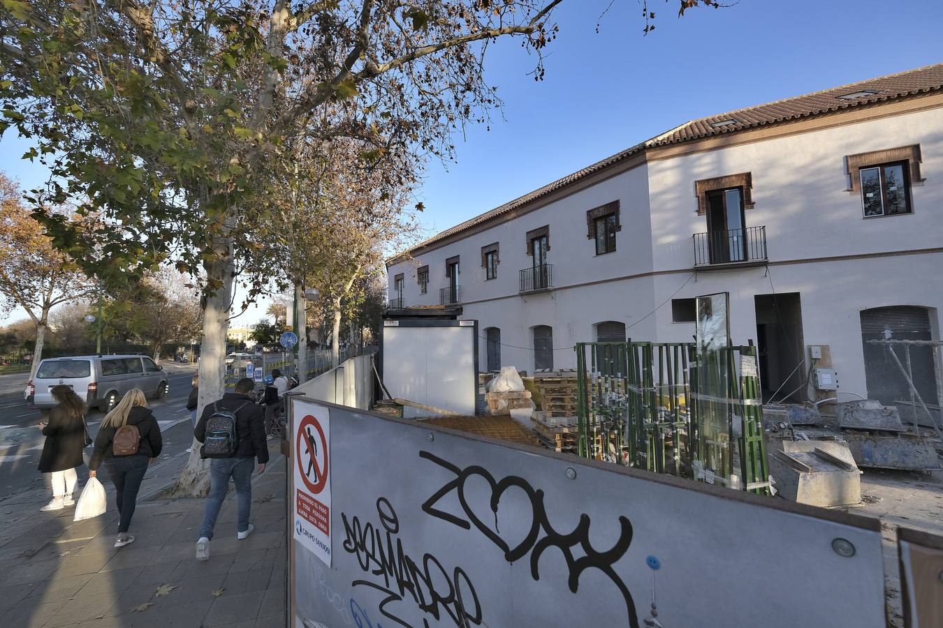 Edificio en la Barqueta / J. M. SERRANO