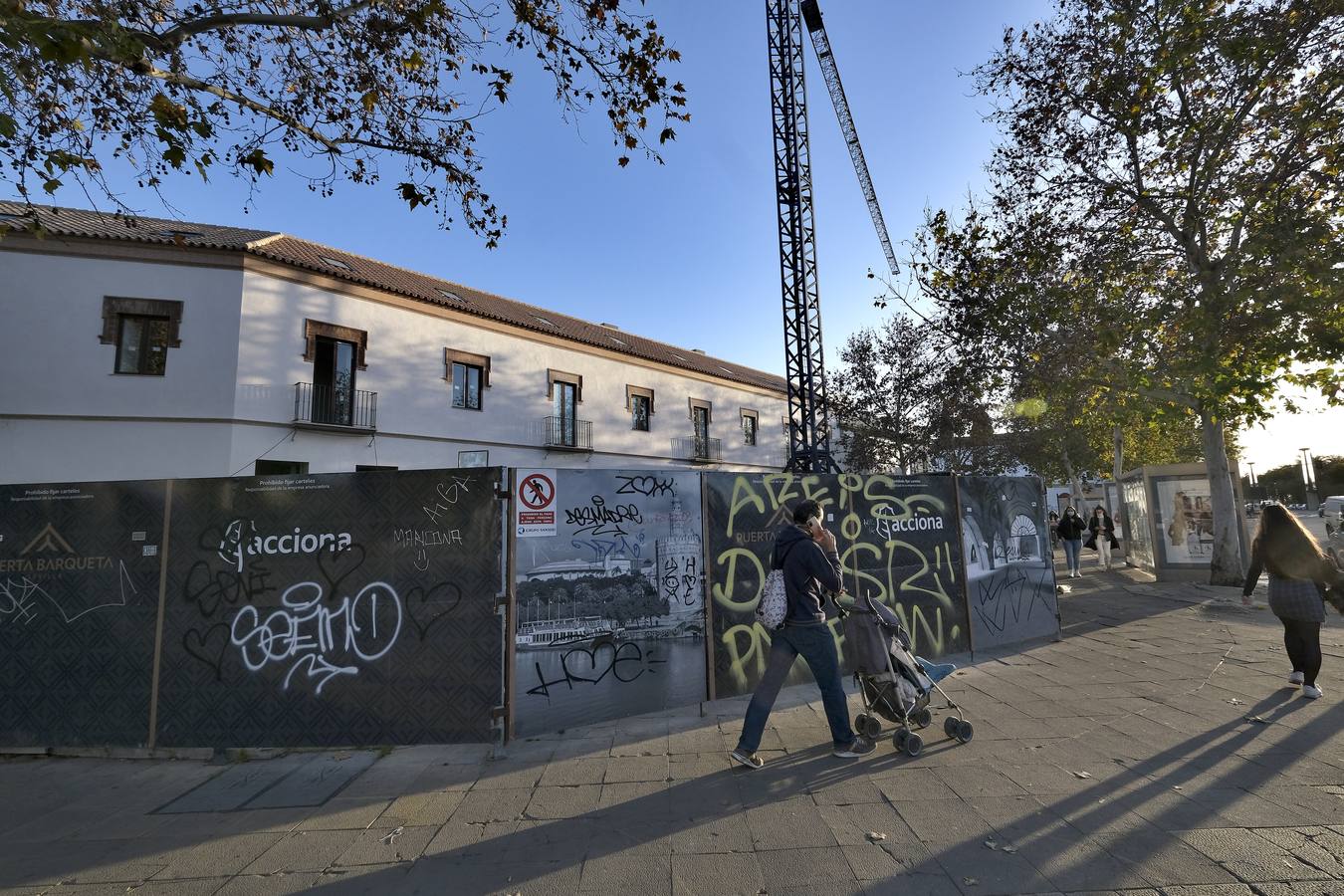 Edificio en la Barqueta / J. M. SERRANO