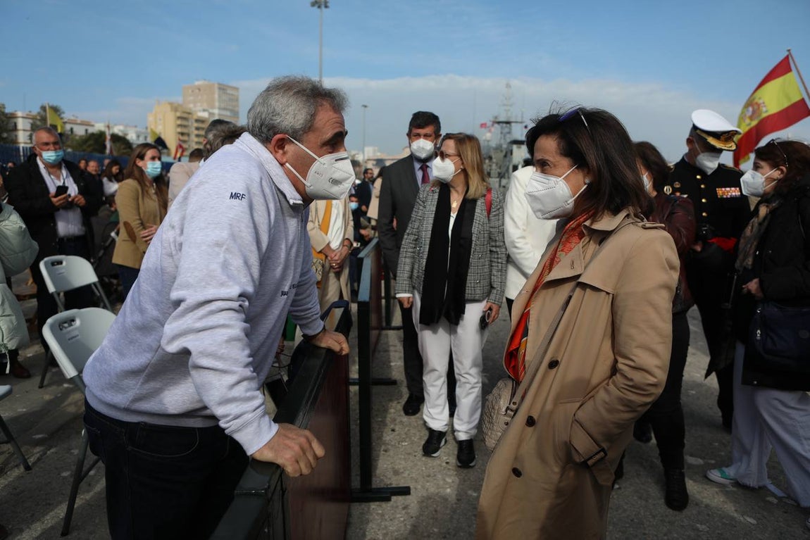 Fotos: Emotivo adiós de Cádiz al buque escuela Elcano