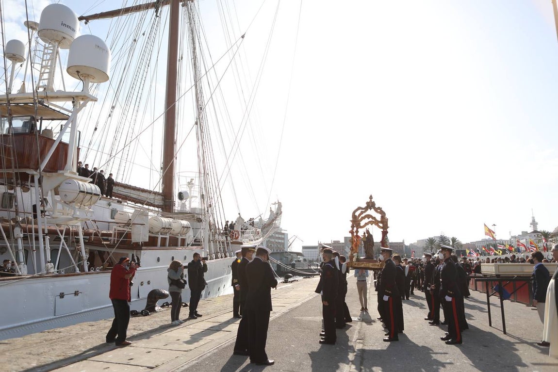 Fotos: Emotivo adiós de Cádiz al buque escuela Elcano