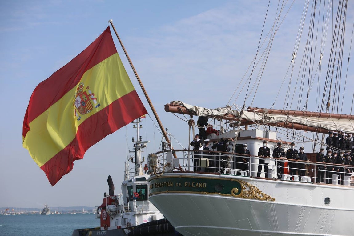 Fotos: Emotivo adiós de Cádiz al buque escuela Elcano