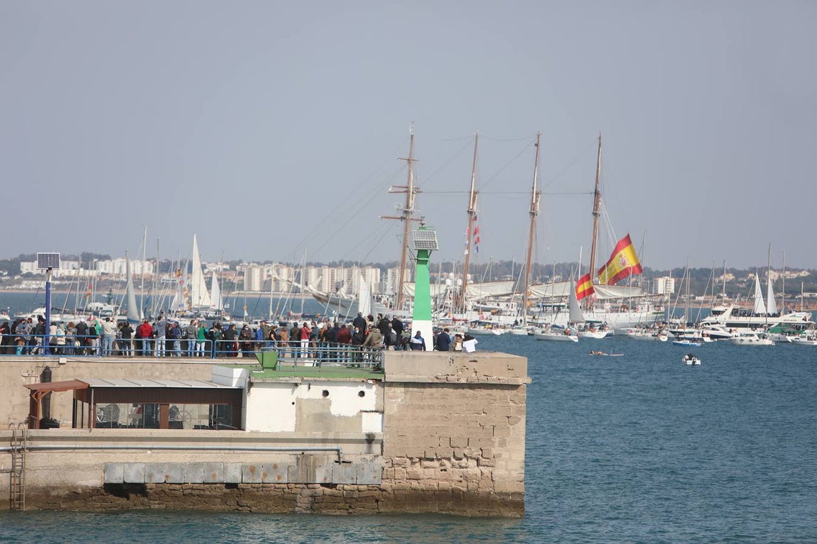 Fotos: Emotivo adiós de Cádiz al buque escuela Elcano