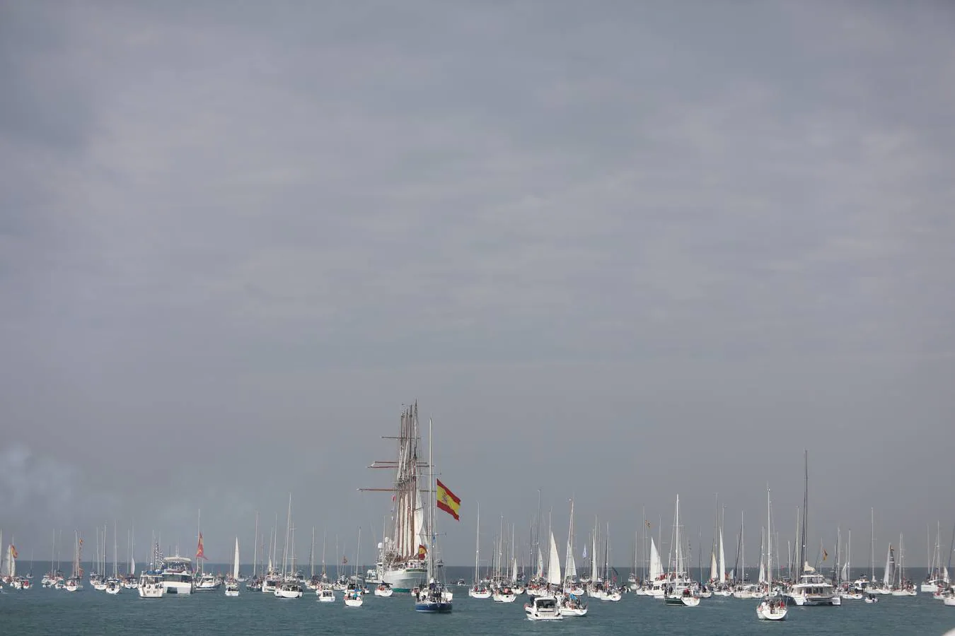 Fotos: Emotivo adiós de Cádiz al buque escuela Elcano
