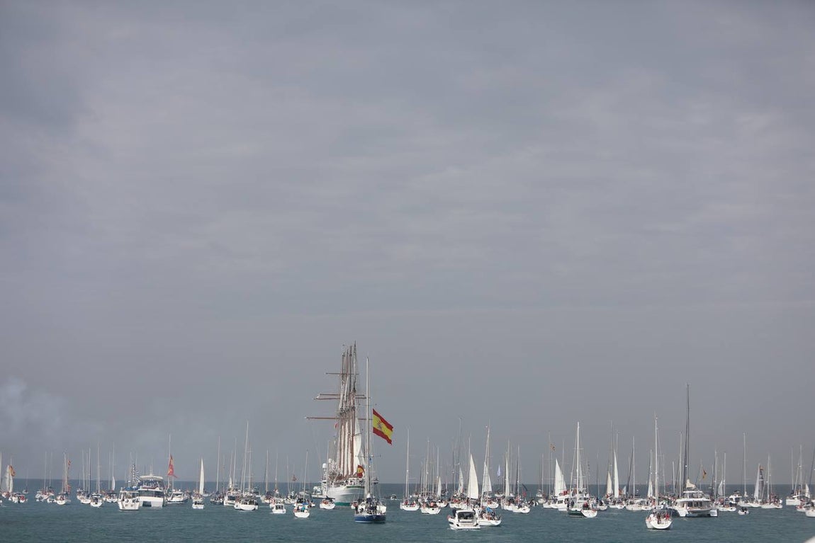 Fotos: Emotivo adiós de Cádiz al buque escuela Elcano