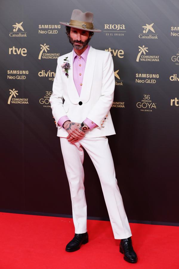 Leiva - Los looks masculinos de los Goya 2022. Lo dio todo al blanco con un traje de La Condesa diseñado en exclusiva para él y que estaba inspirado en el que lució Mick Jagger en su boda con Bianca Jagger.