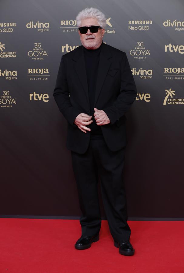 Pedro Almodóvar - Los looks masculinos de los Goya 2022. El director de cine recurrió a su combo infalible con un 'total look black' (jersey de cuello cisne incluido) y sus inseparables gafas de sol negras de Prada.
