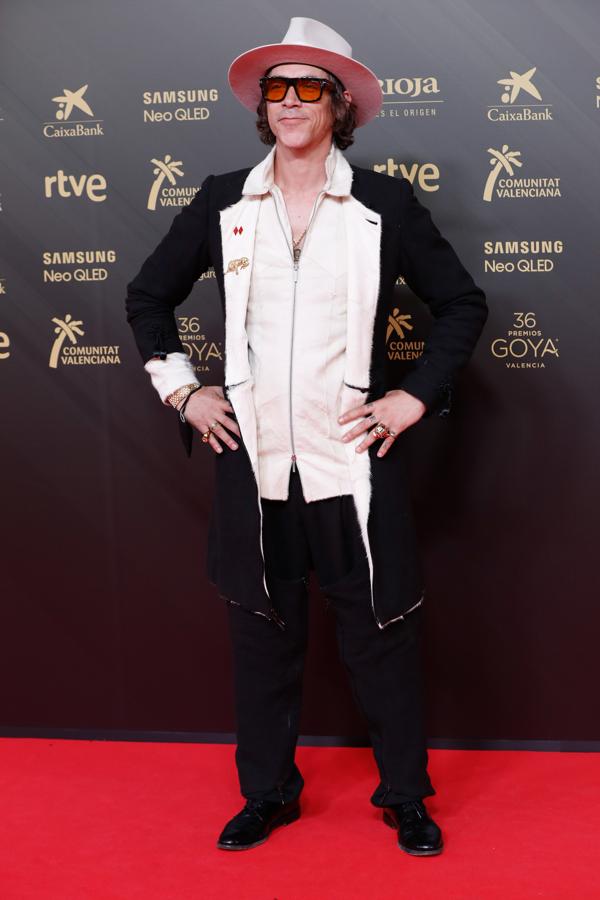 Óscar Jaenada - Los looks masculinos de los Goya 2022. Su estilismo no termina de entenderse muy bien, pero de lo que no hay duda es que dio que hablar.