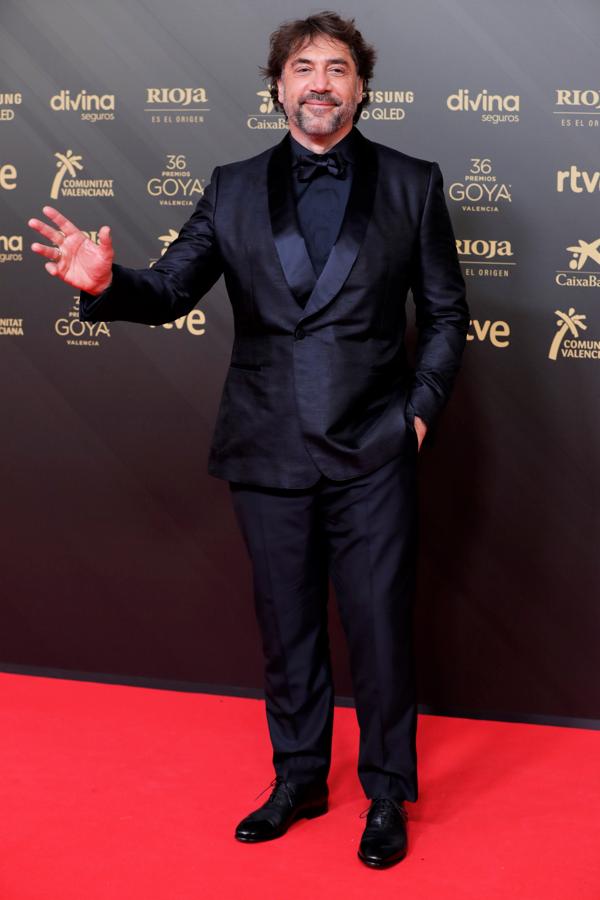 Javier Bardem - Los looks masculinos de los Goya 2022. El actor lució un traje azul noche de Ermenegildo Zegna de acabado satinado que combinó con una camisa de seda y pajarita del mismo tono.
