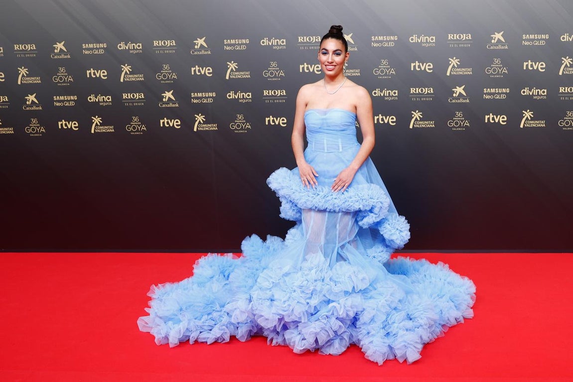 María José Llergo - Los peores looks de los Goya 2022. Aunque el diseño de la cantante en tonos pastel, con volantes y transparencias reflejaba el estilo romántico a la perfección, ni el corte ni el color eran adecuados para una alfombra roja en el mes de febrero. Demasiado primaveral.